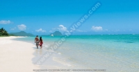 pearle_beach_hotel_mauritius_couple_walking_on_the_beach.jpg
