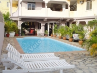 general_view_of_the_pool_and_its_sunbeds_summer_hotel.jpg