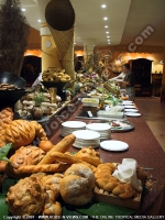 3_star_hotel_le_preskil_hotel_food_display.jpg