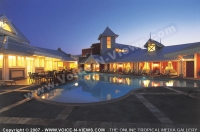 3_star_hotel_le_preskil_hotel_pool_by_night.jpg