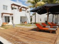 le_recif_hotel_mauritius_front_view_and_sun_bed.jpg