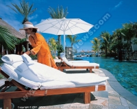 5_star_hotel_le_touessrok_hotel_beach_waitress.jpg