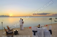 le_victoria_hotel_mauritius_just_married_couple_and_sunset_view.jpg