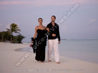 diva_maldives_hotel_maldives_couple_having_a_walk_on_the_beach.jpg