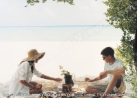 kanuhura_resort_maldives_couple_having_lunch_at_the_beach.jpg