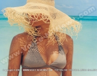 kanuhura_resort_maldives_lady_with_sun_hat.jpg
