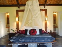 general_of_a_king_size_bedroom_of_premium_mountain_chalets_chamarel_mauritius_ref_159.JPG