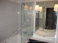 les_villas_du_lagon_hotel_reunion_bathroom_restaurant.jpg