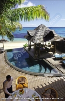 royal_palm_hotel_mauritius_waiter_at_the_beach.jpg