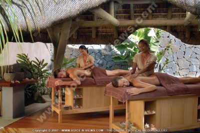 shandrani resort and spa hotel mauritius couple in massage room
