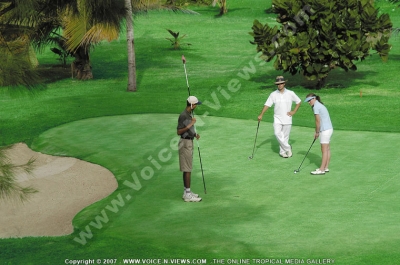 shandrani resort and spa hotel mauritius couple playing golf
