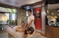 shandrani_resort_and_spa_hotel_mauritius_lady_in_spa_massage_room.jpg