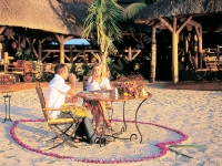 maritim_hotel_mauritius_couple_having_dinner_on_the_beach.jpg